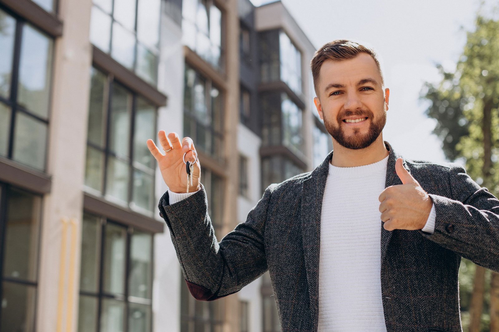 mann mit schlüssel in der hand